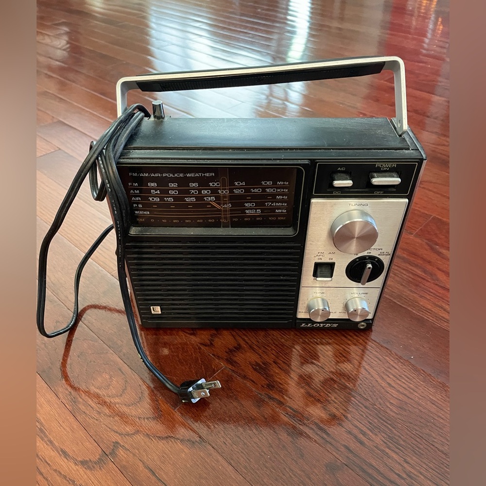 Vintage Lloyd’s AM/FM Radio 📻